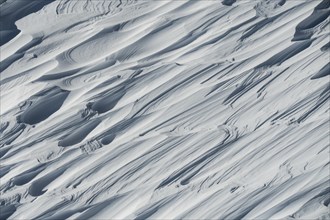 Snow surface with structures
