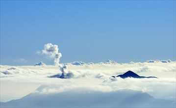 View of cloud cover from the summit of Shiroumadake