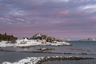 Morning atmosphere over the houses of Botnhamn