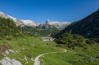 View on the Karlingerhaus from the Funtenseesattel