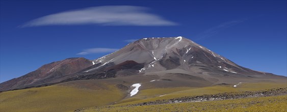Volcano Incahuasi on the border to Chile