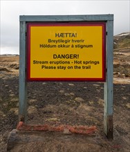 Warning sign in Icelandic and English