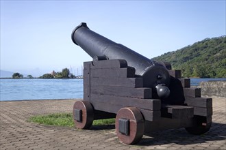 Ancient cannon in the port of Vaiare