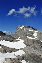 Mountaineers descending the plateau of the Ubergossene Alm
