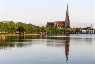 View over the Pfaffenteich to the cathedral