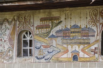 Paintings on the outside facade of the bachelor mosque