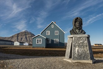 Bust of the Norwegian polar explorer Roald Amundsen in front of the German Koldewey Research Station for Arctic and Marine Research
