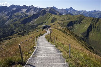 Ridge hiking trail from the summit station Fellhornbahn to the summit Fellhorn
