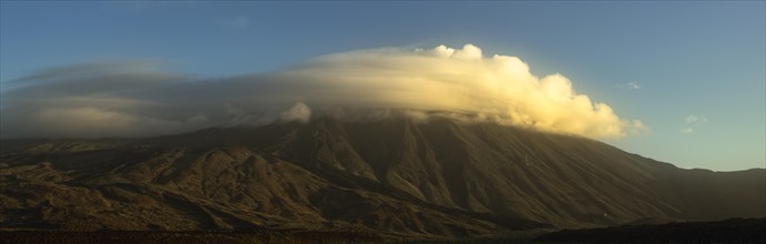 Passat cloud covers summit of volcano Pico del Teide