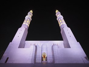 Night view of the Mohammed Al Ameen Mosque with minaret