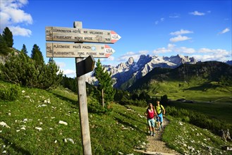 Hikers on the ascent from the Prato Piazza to the summit of the Durrenstein