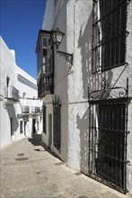 Alleyway and brilliantly whitewashed