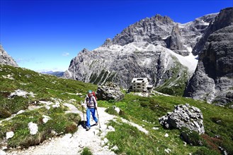 Female hiker in front of the Zsigmondy or Comici hut