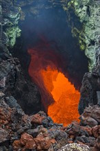 Active magma in a stream below the Tolbachik volcano