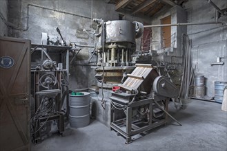 Metal powder grinding plant in a metal powder mill