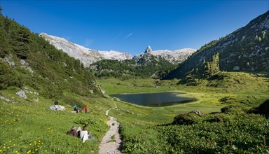 Hiking trail with Funenseesattel and Schottmalhorn