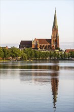 View over the Pfaffenteich to the cathedral