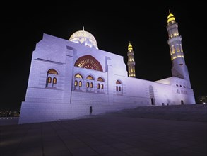 Night view of the Mohammed Al Ameen Mosque with minaret
