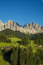 Farmhouses in front of Geislergruppe