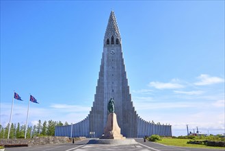 Hallgrimskirkja Church with monument to Leif Eriksson