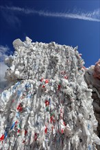 Bales with plastic film for plastic recycling in a recycling plant