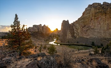 View on red rock faces with Crooked River