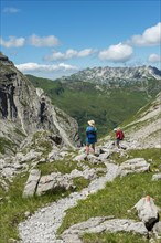 Hikers on a hiking trail from the Hochvogel to Prinz Luitpold Haus