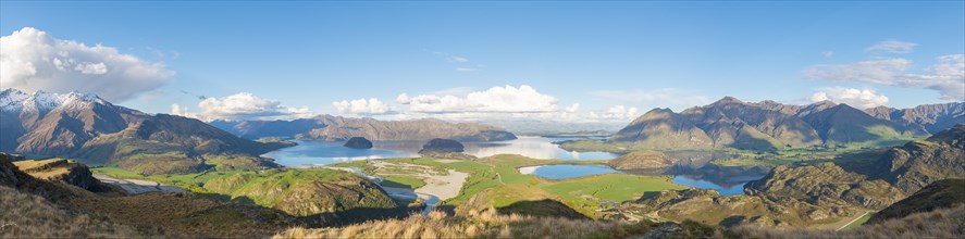 View on Lake Wanaka and mountains