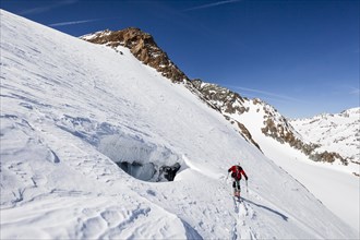 Ski mountaineer during ascent on Fineilspitze