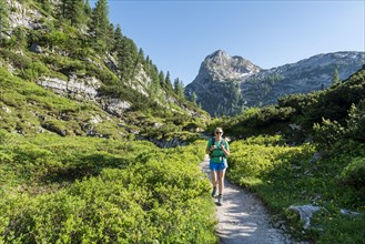 Hiker on footpath to the Karlingerhaus