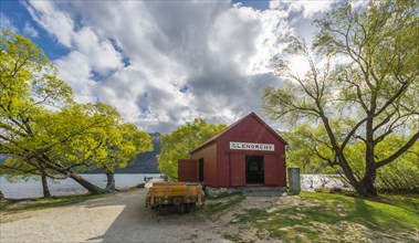 Red hut standing next to Lake Wakatipu