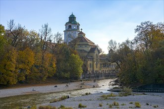 Gravel shore with Muller'sches Volksbad