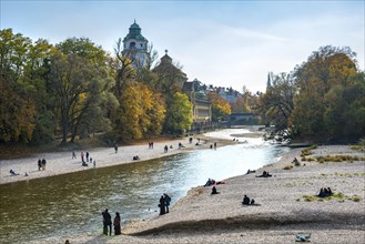 Gravel shore with Muller'sches Volksbad