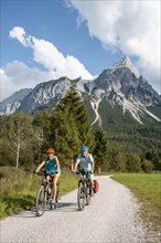 Cyclist with mountain bikes
