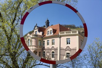 Traffic mirror with manor house and vineyard Rote Presse