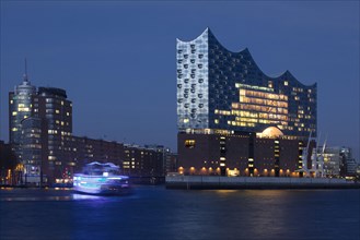 Elbe Philharmonic Hall and Kehrwiederspitze with boat