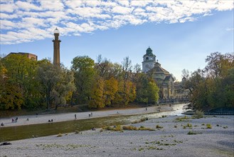 Gravel shore with Muller'sches Volksbad