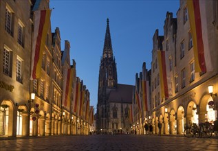 Gabled houses at the Prinzipalmarkt with church Lambertikirche