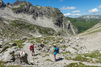 Hikers on a hiking trail from the Hochvogel to Prinz Luitpold Haus