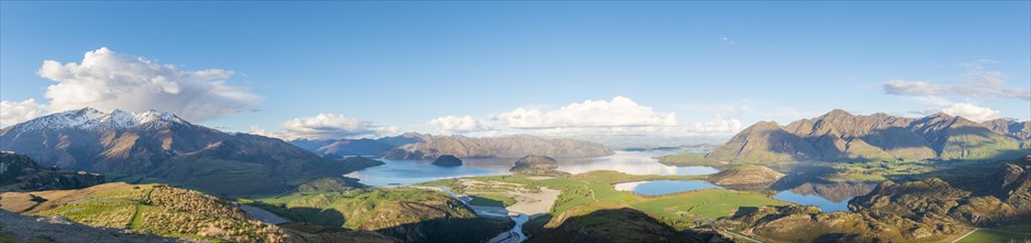 View on Lake Wanaka and mountains