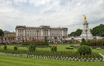 Buckingham Palace with Queen Victoria Memorial