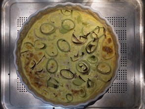 Baked leek quiche in round form from above
