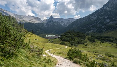 Hiking trail to the Karlingerhaus mountain hut