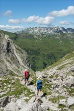 Hikers on a hiking trail from the Hochvogel to Prinz Luitpold Haus