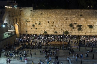 Many believers at the Wailing Wall in the evening