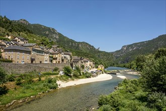 Les Vignes village and Tarn river