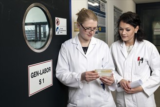 Scientists in front of Genlab at the Institute of Pharmacy and Medicinal Chemistry at the Heinrich-Heine University
