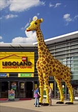 Lego-Giraffe in front of the Legoland Discovery Centre