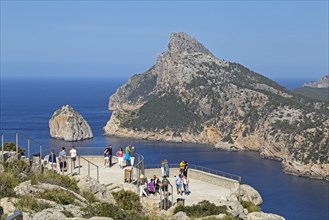 Tourists at the viewpoint