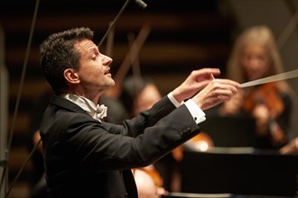 Conductor Ruben Gimeno conducts Staatsorchester Rheinische Philharmonie